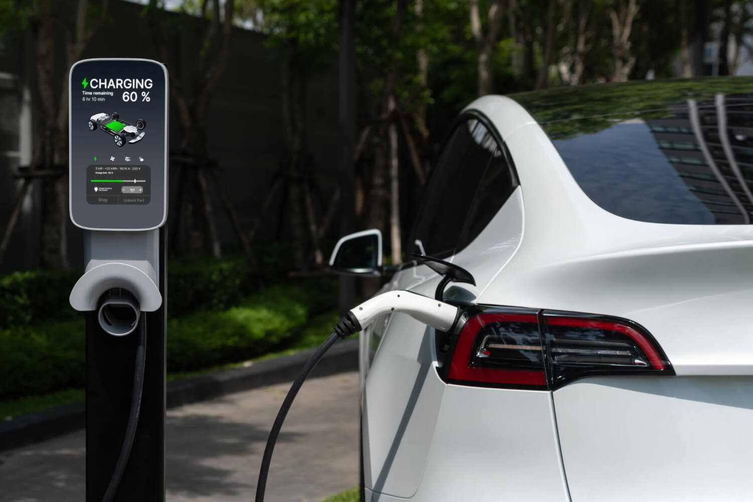 Auto elettrica in ricarica presso una colonnina, con display digitale attivo, che evidenzia l’importanza dell’autonomia auto elettriche per una mobilità efficiente e sostenibile.