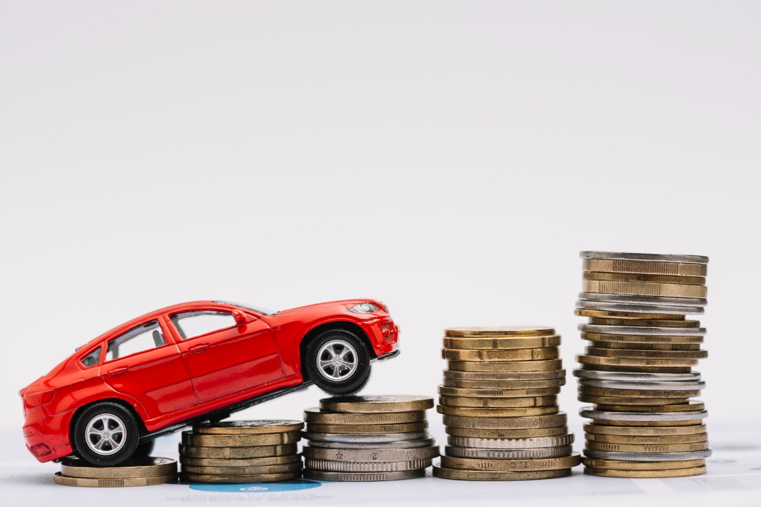 Auto che scala una montagna di monete