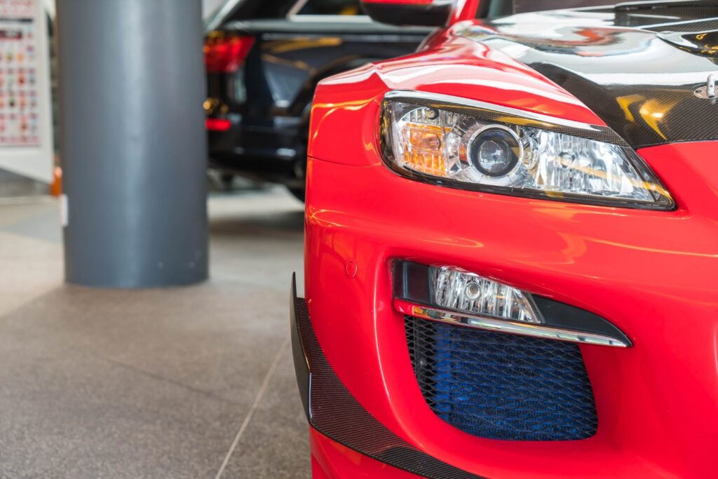 Auto sportive a noleggio: auto rossa sportiva parcheggiata