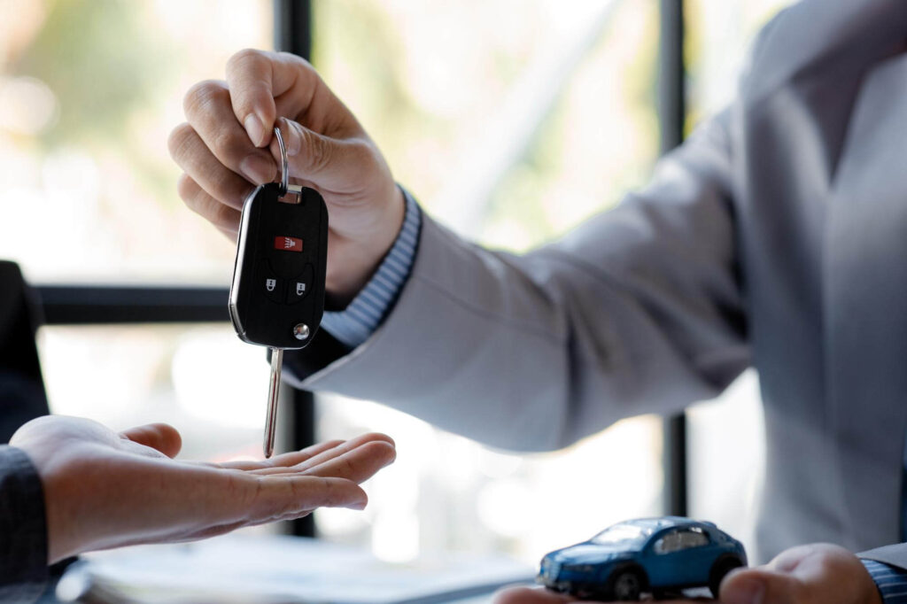 Un uomo sta consegnando una chiave d'auto a un altro uomo