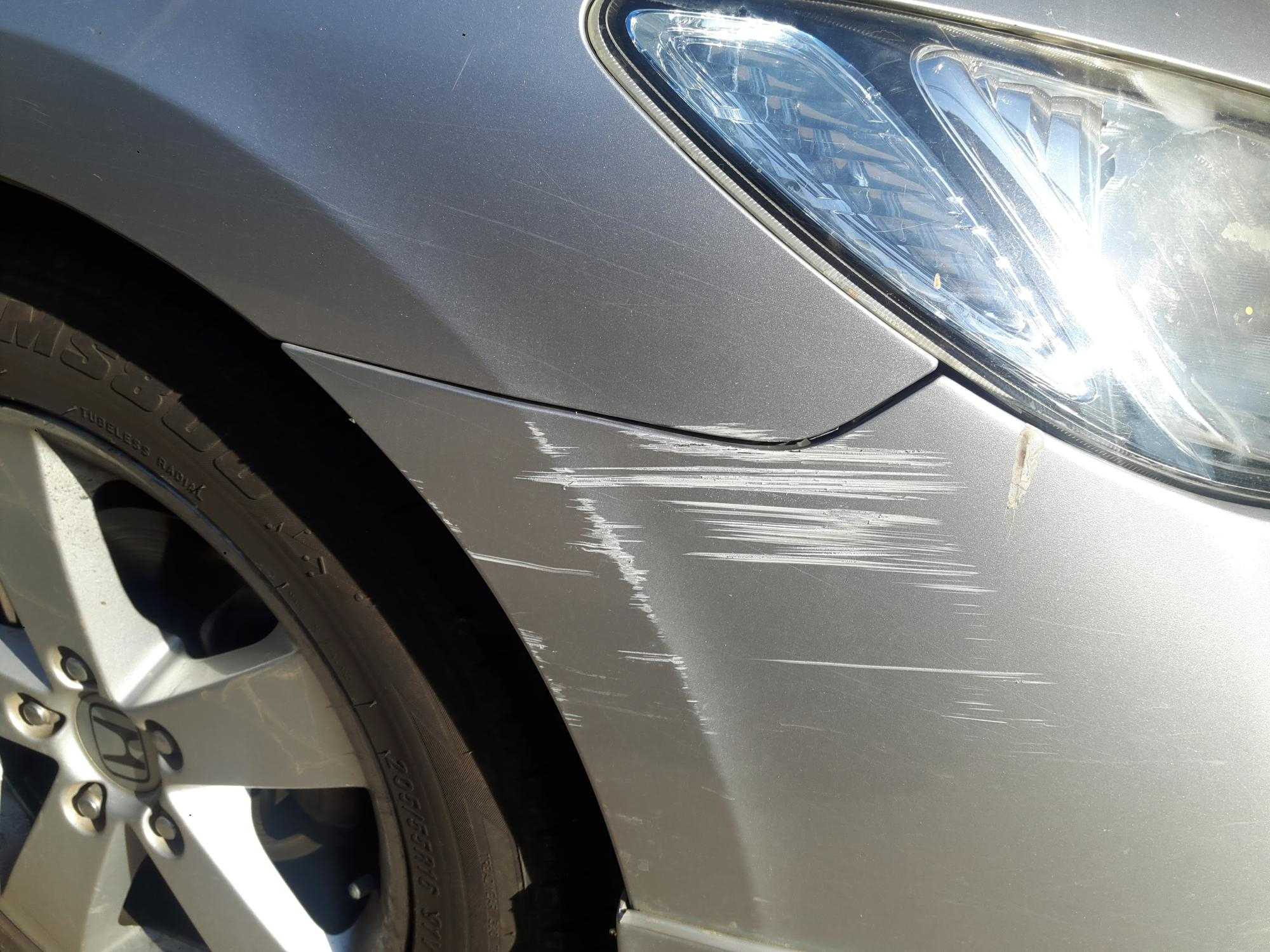 Auto con una ammaccatura sul paraurti anteriore