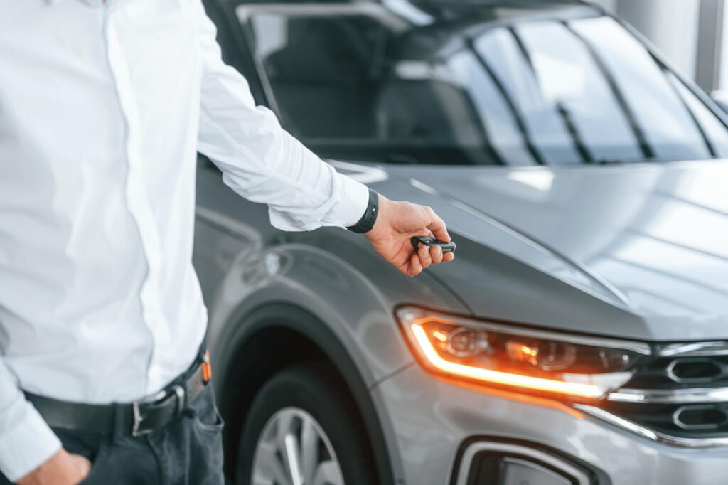 Uomo con chiave di auto in mano