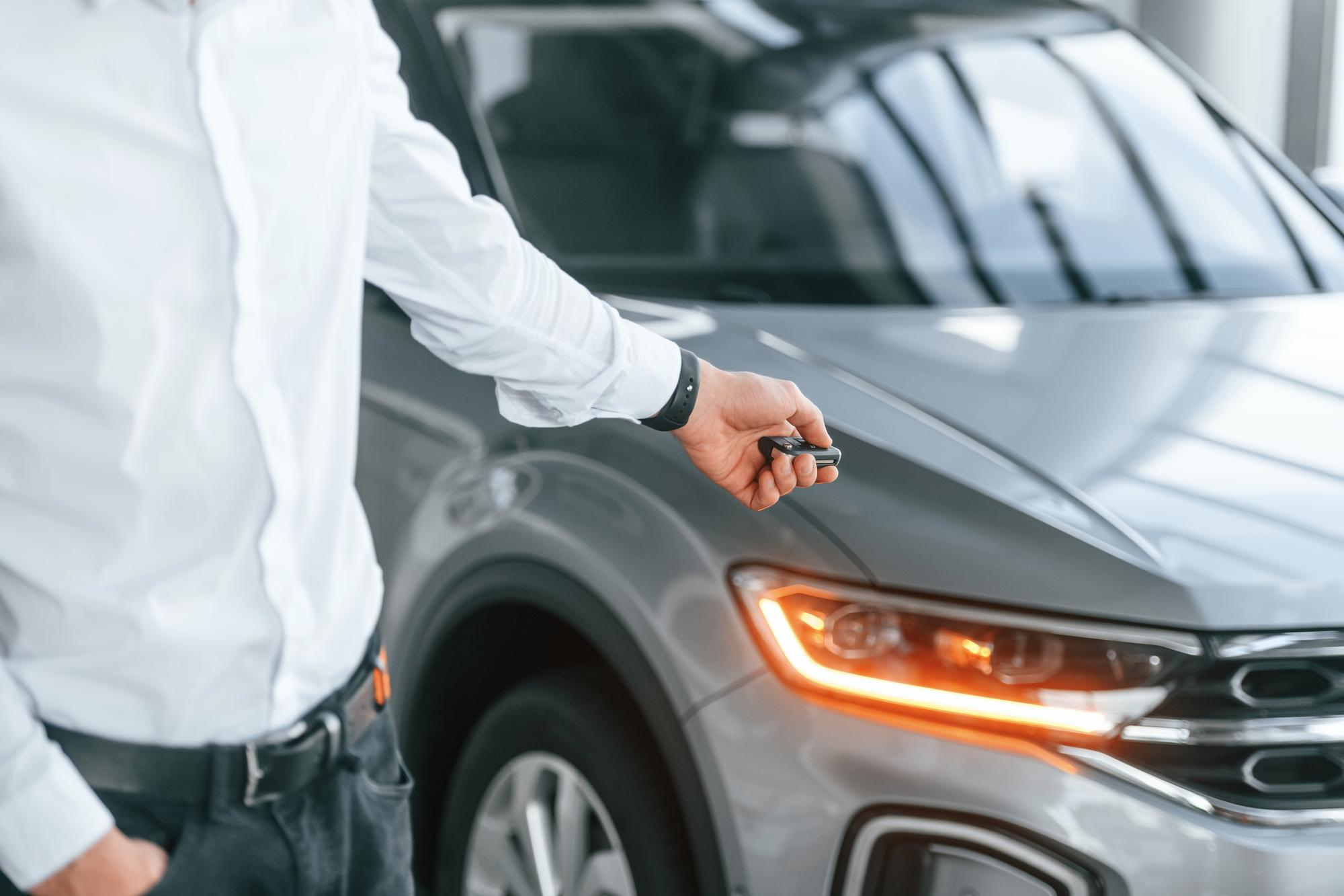 Uomo con chiave di auto in mano