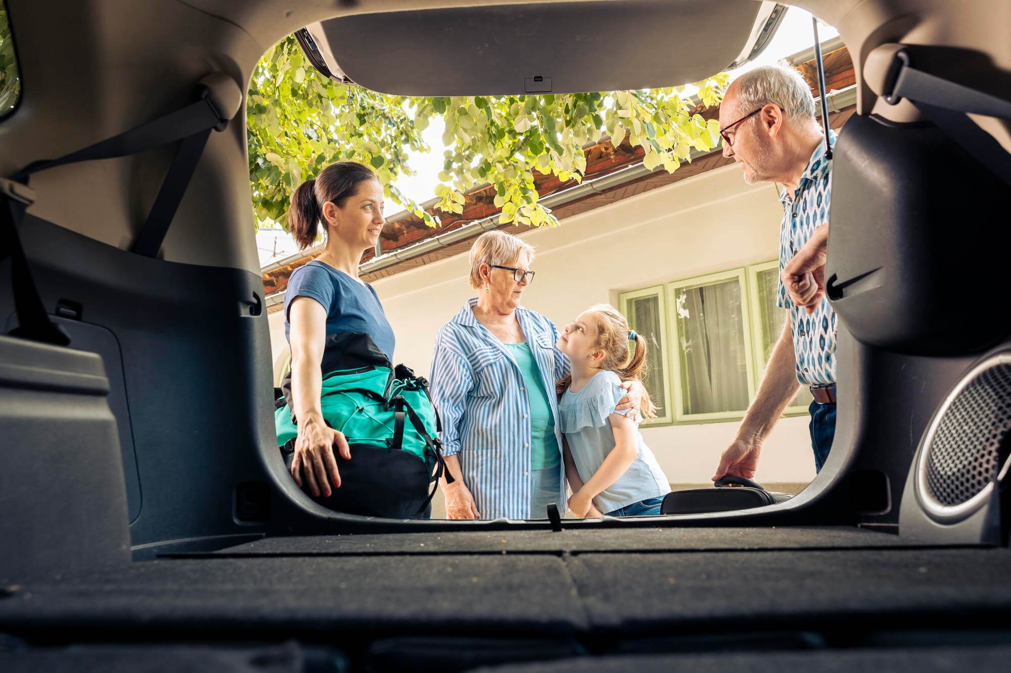 Una famiglia si affaccia dal retro di un'auto